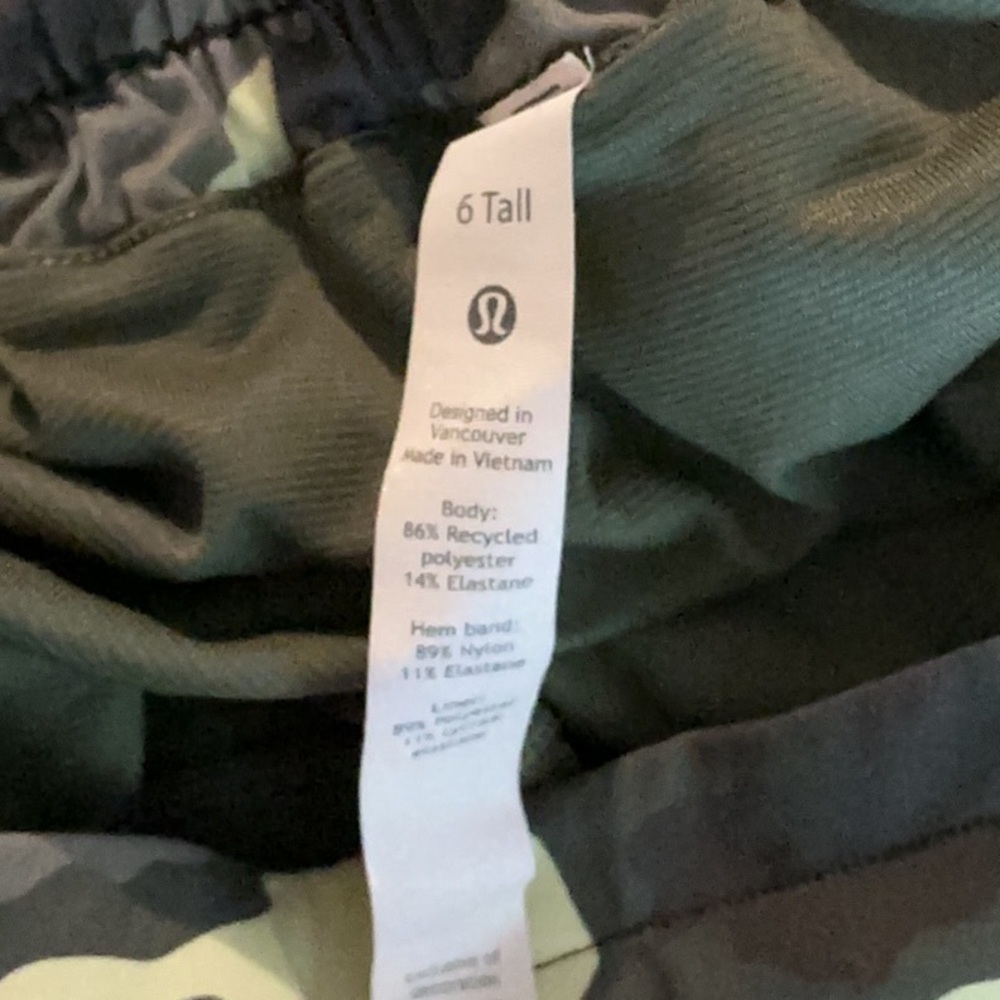 lululemon athletica Green Camo Athletic Shorts A555 - Picture 4 of 4